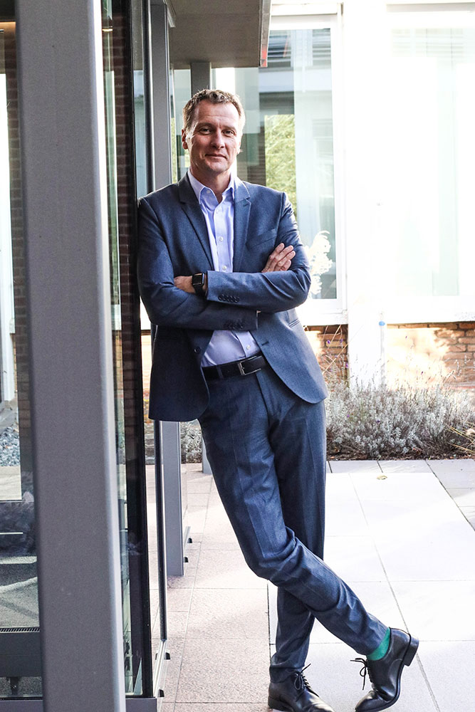 Jens Newerla, MindManager®-Trainer, Schulungsleiter lehnt an einer Aussenwand